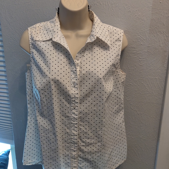Sleeveless button down - Picture 2 of 6